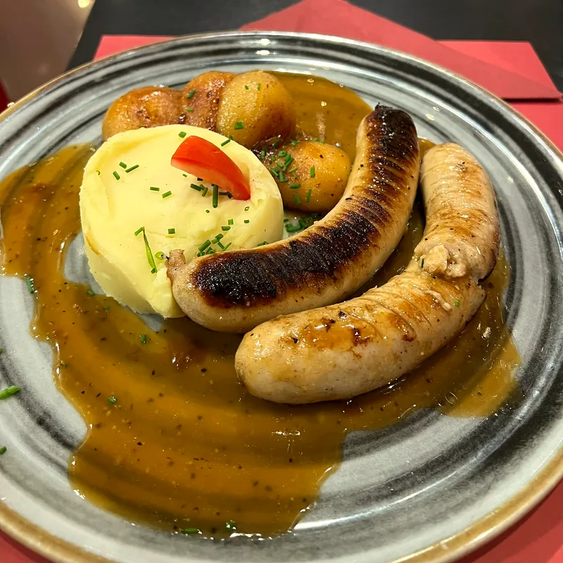 Boudin noir et boudin blanc, purée, pommes grenailles et sauce brune