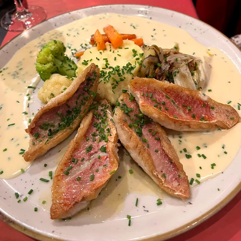 Filets de rouget poêlés sur purée, sauce crémeuse à la ciboulette, brocoli et carottes